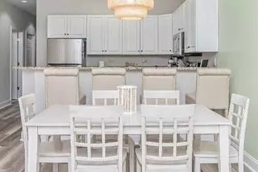 هتل آپارتمان The Salty Fairway, Golf Course Condo With Resort Style Pool, 5 Miles From Beach, Fully Updated