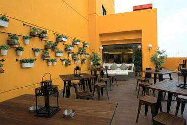 בית מלון כפרי Yellow Bee Tangerang