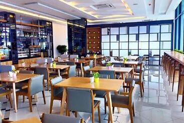 هتل آپارتمان The Shore Hotel & Residences