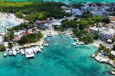 Hotelli Tribe Inn & Rooftop Lounge