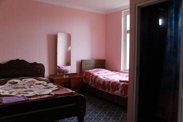 تختخواب و صبحانه Guest House Shota