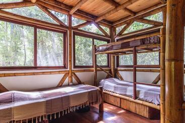 Universo Pol Bamboo Hostel