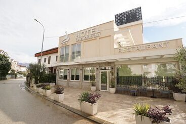 Отель Splendido Bay