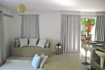 Hotelli La Réserve Design Villas