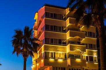 Honeymoon Beach Otel