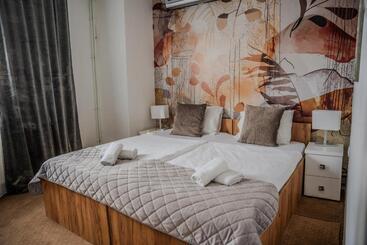 تختخواب و صبحانه Plaza La   Night And Spa