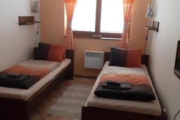 هتل Penzion A Vinoteka Hrozen