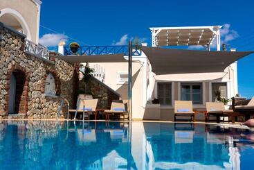 Otel Thira
