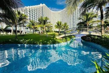 هتل آپارتمان Arena Cam Ranh Beach Resort