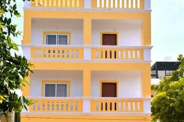 호텔 Le Premier Inn   With A Swimming Pool , Beside The Bay !