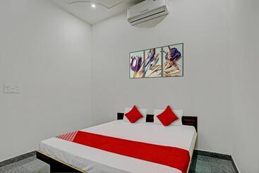 호텔 Oyo Flagship The Crown Plaza