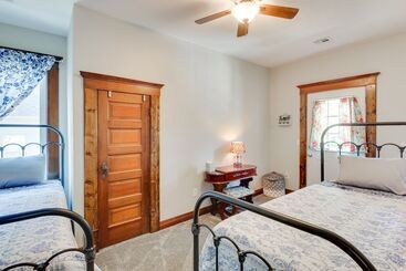 Сельский дом Central Chanute Historic Home W/ Porch!