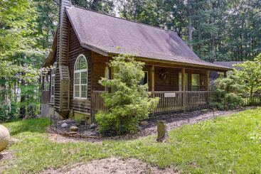 Gîte Rural Cozy Bainbridge Retreat W/ Fireplace + Deck!