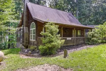 Mökkimajoitus Cozy Bainbridge Retreat W/ Fireplace + Deck!