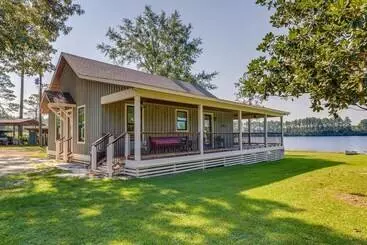 Escape To Nature: Lakefront Jay Cottage W/ Views!