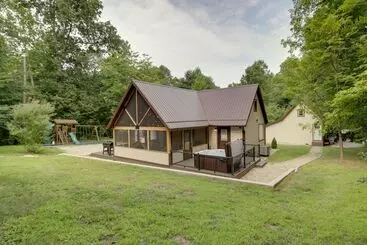 Vakantiehuisje Family Friendly Indiana Cabin W/ Hot Tub & Decks