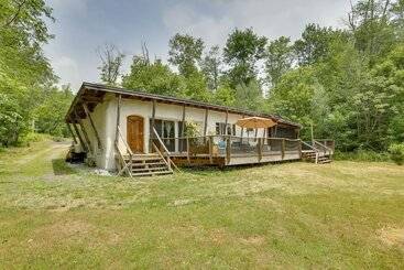 Mökkimajoitus Unique Ferndale Retreat: Sauna, Deck & Home Gym!