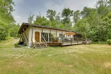 コテージ Unique Ferndale Retreat: Sauna, Deck & Home Gym!