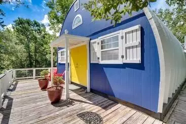 Mökkimajoitus Charming Bay St Louis Home: Deck, On Canal!