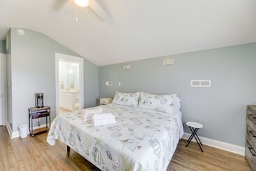 بيت ريفى Emerald Isle Retreat   Steps Away From Beach!