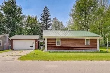 Gladwin Lakefront Cottage W/ Deck, Grill!