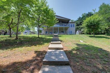 Hus på landet Lakefront Lafollette Home W/ Private Boat Slip!