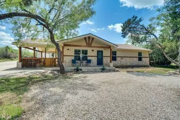 Mökkimajoitus Pet Friendly Texas Home W/ Furnished Patio & Grill