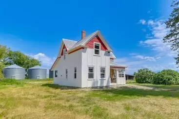 コテージ Remodeled Kalispell Farmhouse W/ Mountain Views