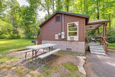 کلبه Pet Friendly Creekside Cabin W/ Pool Access!