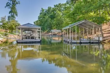 Mökkimajoitus South Carolina Retreat W/ Fireplace & Lake Access!