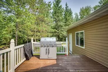 Mökkimajoitus White Swan Lake Home Near Hiking & Snowmobiling!