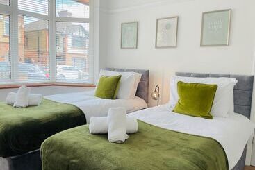 اقامتگاه Lovely 4 Bed House In Luton