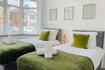 Residenssi Lovely 4 Bed House In Luton