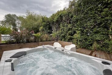 茅舍 River View Guest House, Jacuzzi, Boat, Fire Hire