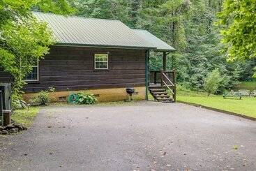 Mökkimajoitus Sevierville Cabin W/ Hot Tub & Outdoor Amenities!