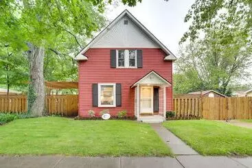 Mökkimajoitus South Haven Oasis   Private Hot Tub, Pool & Grill!