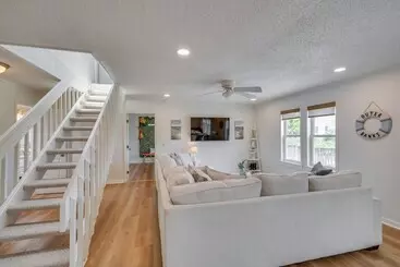 コテージ Sunny Corolla Home: Walk To Beach!