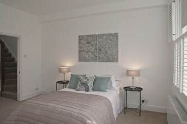 اقامتگاه Lovely 5 Bed House In London