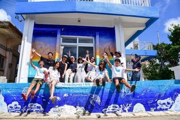 Ostello 交流型ゲストハウス伊良部ジャーニーインirabu Joureny Inn#毎日みんなで夕食会#ゲストさんは20 30代が中心#海徒歩1分#空港車で5分#本格フィンランドサウナ付き#海と星と夕日が見える