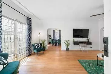 هتل آپارتمان Beverly Hills Stylish & Central 1 Br Apt + Parking