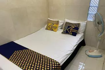 Hotelli Spot On 93149 Karman S Sari 1 Homestay Syariah