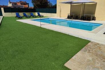 פנסיון Garage4me Pool Opcional