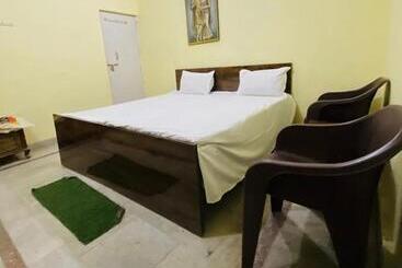 Pensió Raghu Ashray Home Stay