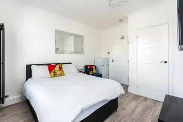 Pensione Nicely Furnished Double Room   Close To Croydon Hospital