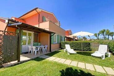 Isa Residence With Swimming Pool In Mazzanta At Only 600 Meters From The Beach, Apartments With Air