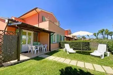 Isa Residence With Swimming Pool In Mazzanta At Only 600 Meters From The Beach, Apartments With Air