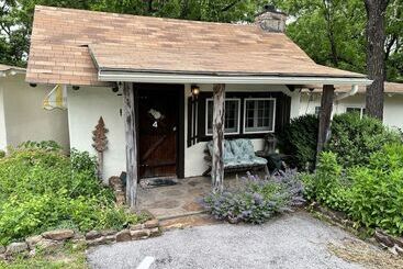 فندق Sherwood Court Cottages & Guest Rooms