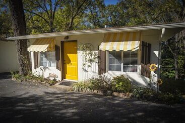 Отель Sherwood Court Cottages & Guest Rooms