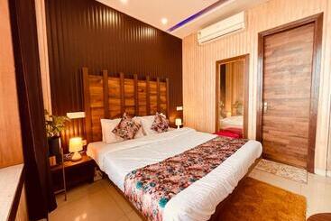 Hotel The Peral Lodge   A Beautiful Lavish & Luxuries Family
