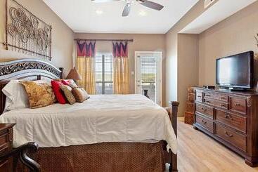 Huoneistohotelli Lake Travis Stunning Waterfront, Sunset & Pool Views, Pet Friendly, Boat Ramp, Lago Vista, Texas